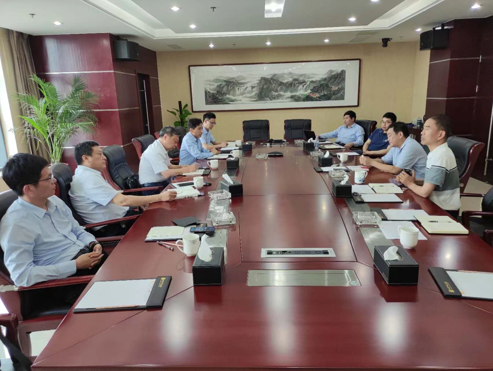 圖1-6、江蘇華建董事長(zhǎng)王宏一行到集團(tuán)公司走訪交流.jpg