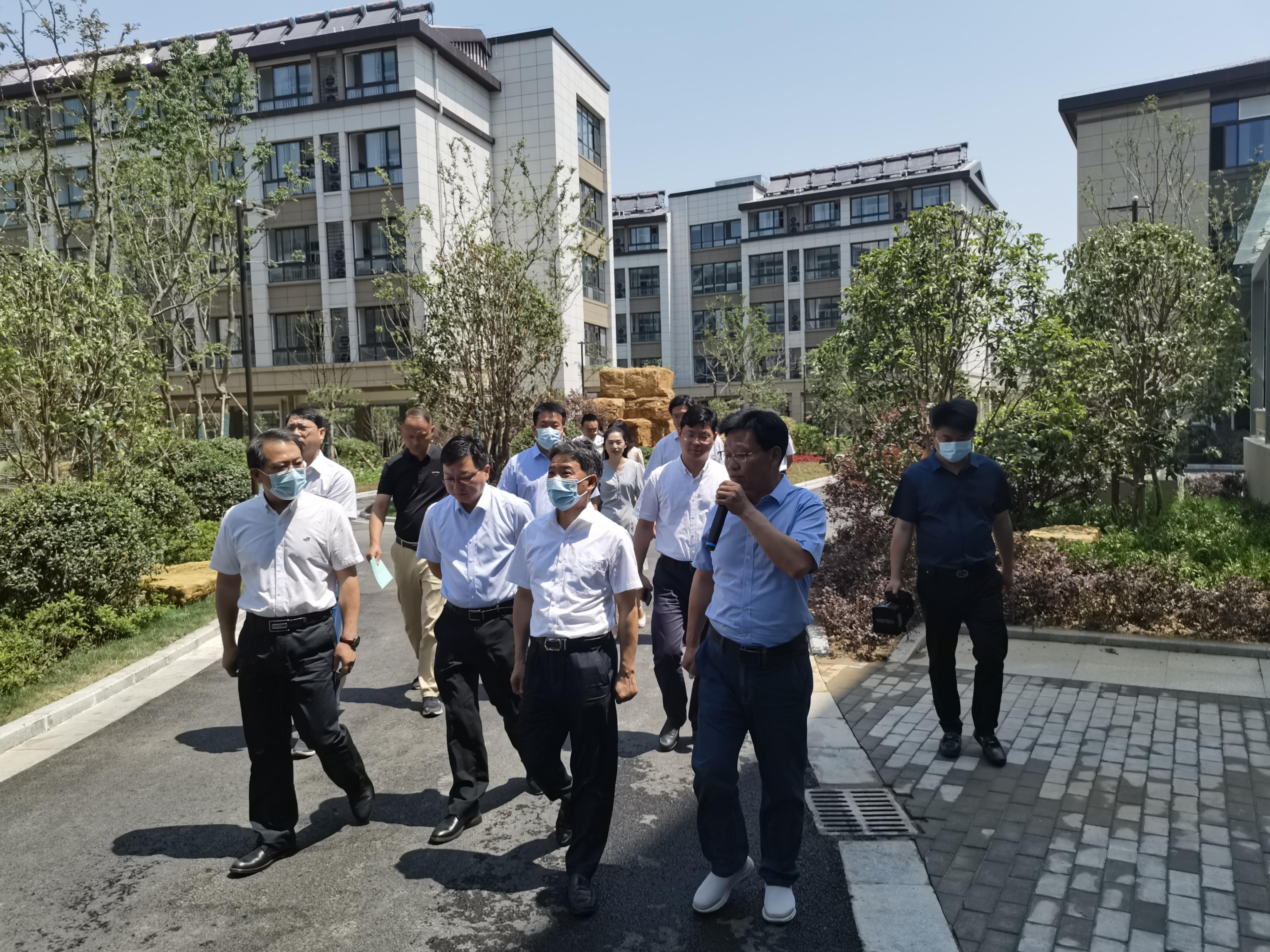 圖1-2、康堯副部長(zhǎng)調(diào)研維揚(yáng)人才公寓項(xiàng)目建設(shè).jpg