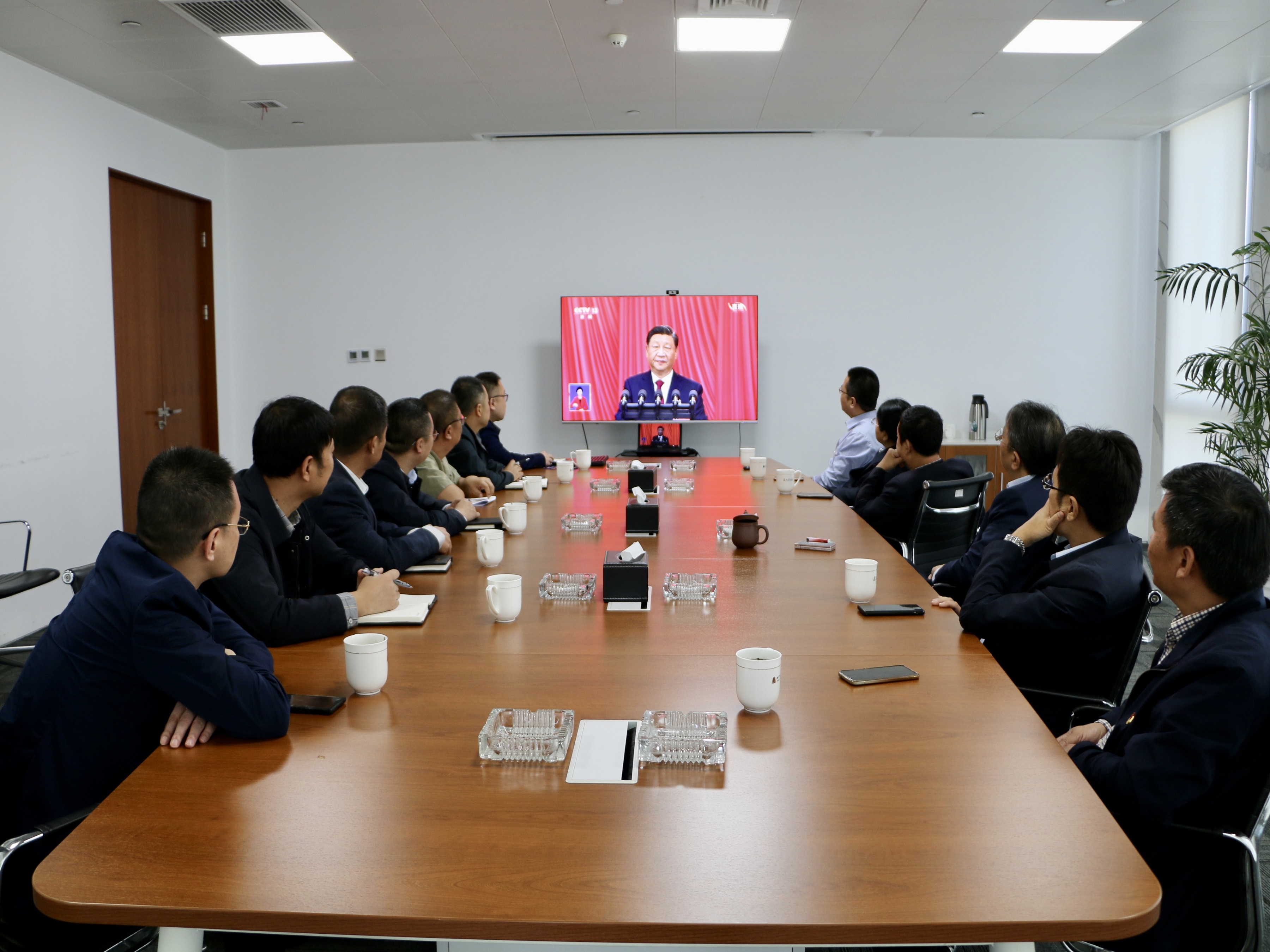 圖1-2、第一分公司收看二十大開幕會(huì).jpg
