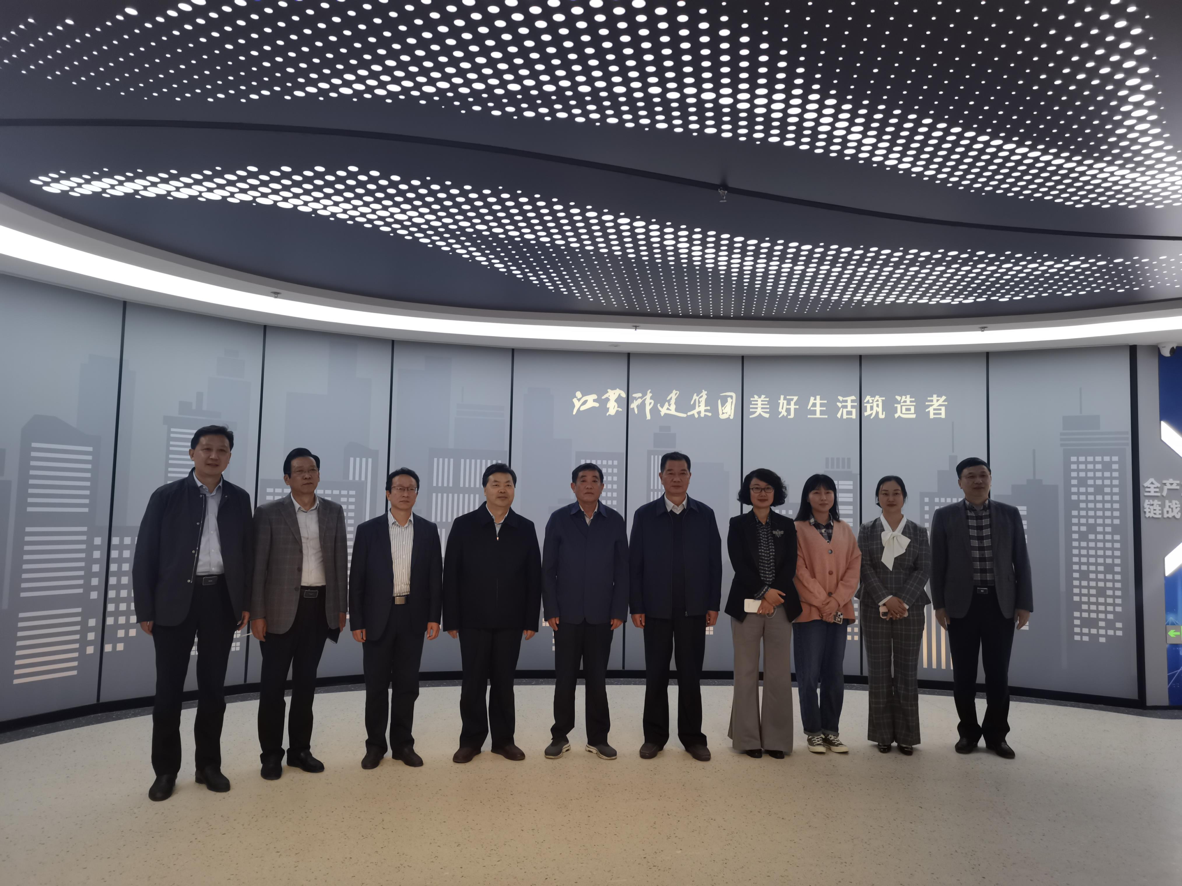 圖1-2、張家來副局長參觀集團體驗館.jpg