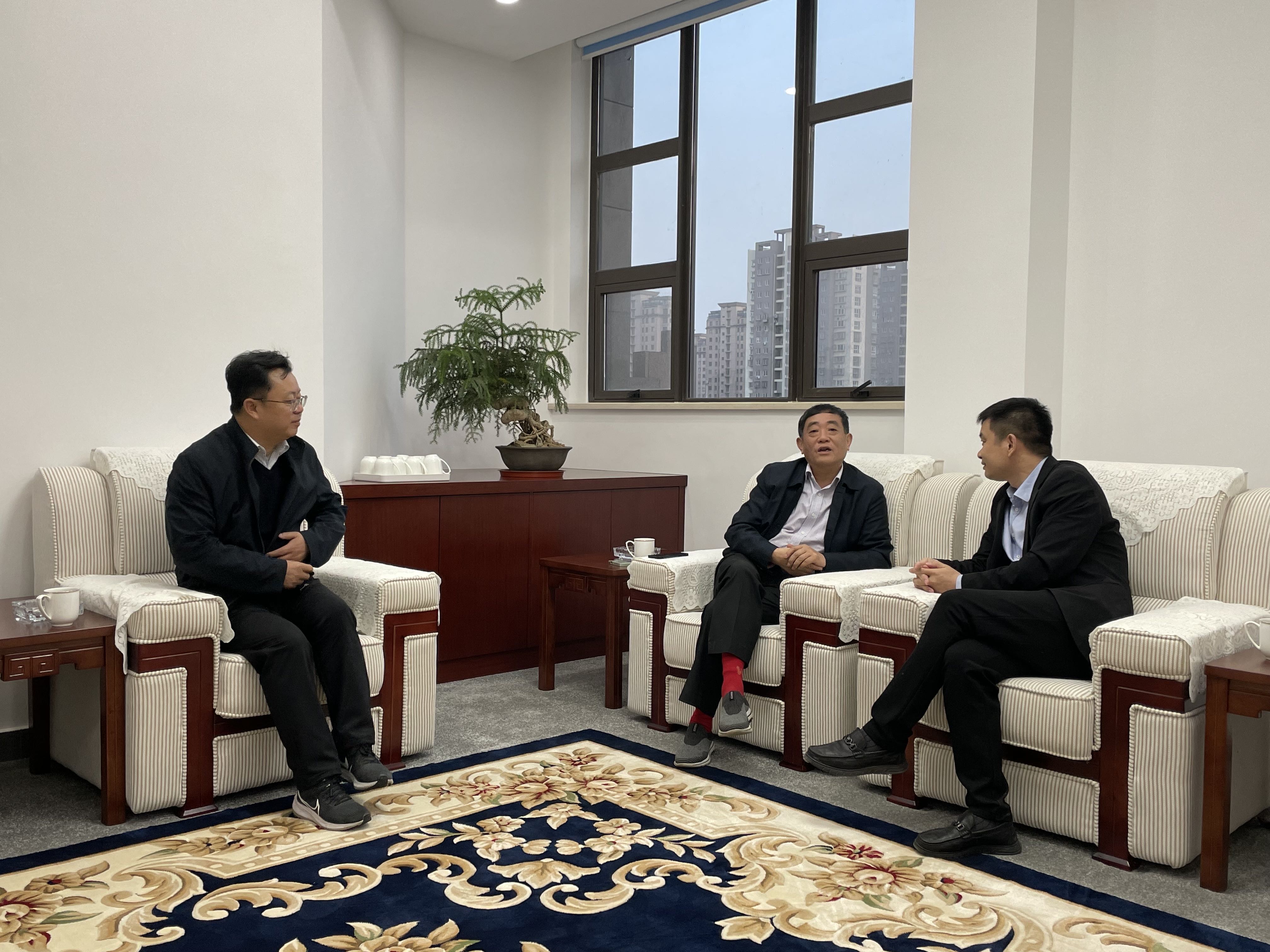 圖1-1、范世宏董事長(zhǎng)會(huì)見(jiàn)了來(lái)訪的中交三公局江蘇區(qū)域負(fù)責(zé)人王長(zhǎng)魯和華寶證券揚(yáng)州區(qū)域負(fù)責(zé)人秦曉怡.jpg